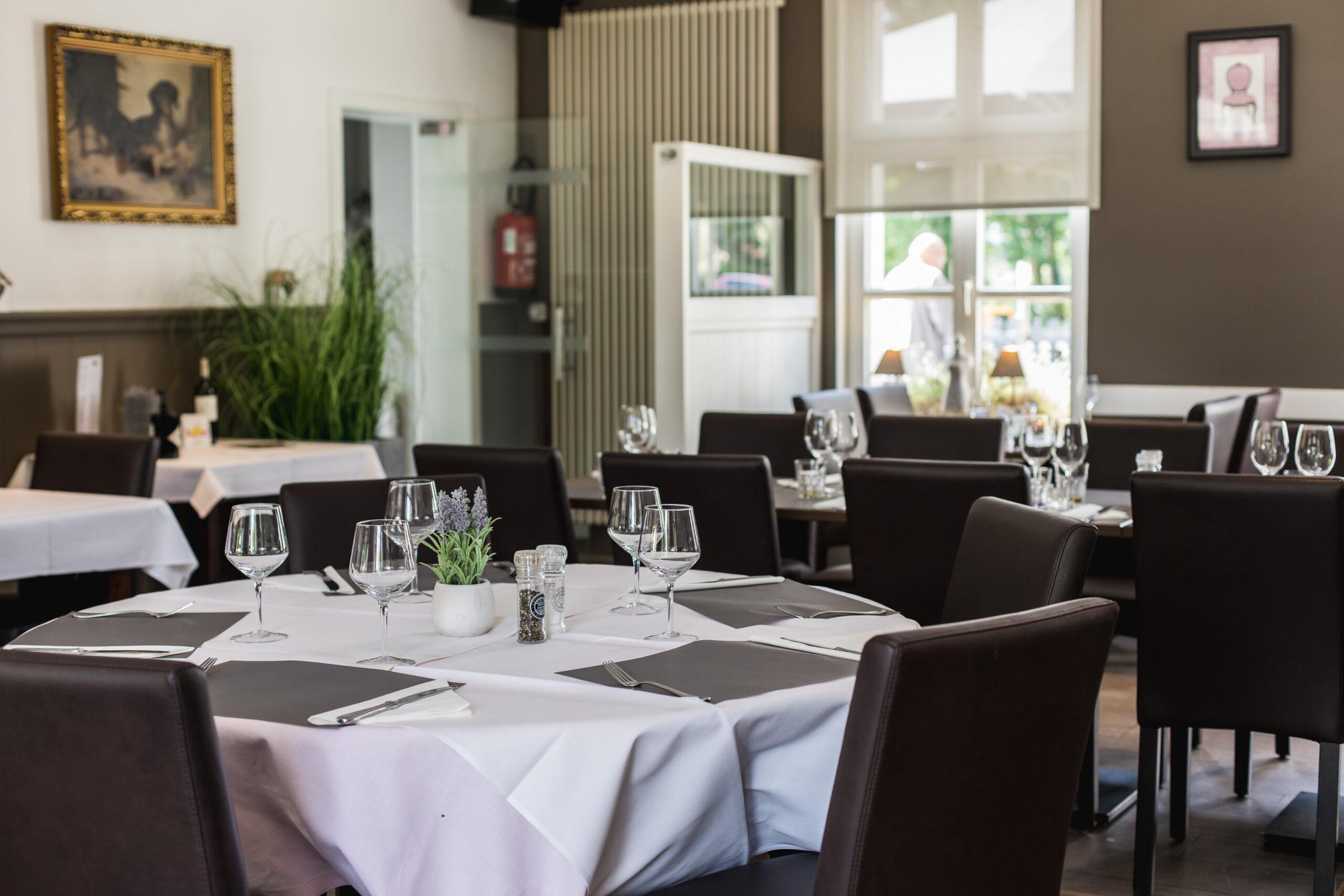 Zaal - Restaurant en Tearoom - Domein De Ghellinck Gezellig tafelen met familie, kennissen of klanten in een rustig kader