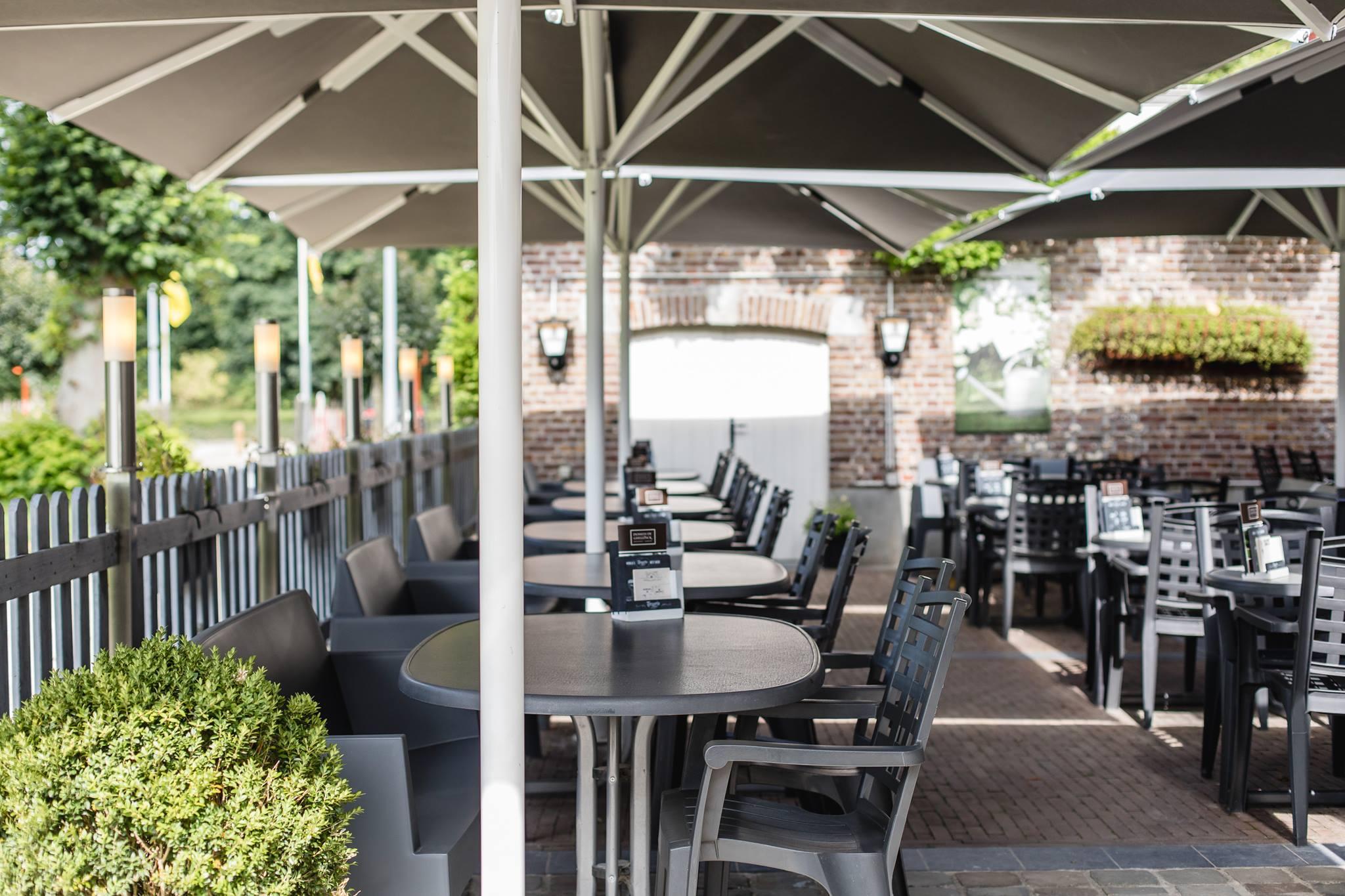 Domein De Ghellinck - Terras Aan de voet van de Vlaamse Ardennen verwelkomen Koen en Delphine u in hun restaurant - tearoom gevestigd in het koetshuis van Domein de Ghellinck.